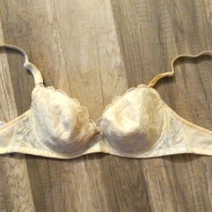 Beautiful White Japanese / Thai Wacoal Bra with Pearls and Lace